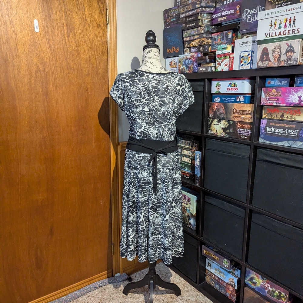Size S Reina black an white animal print dress - Picture 15 of 16